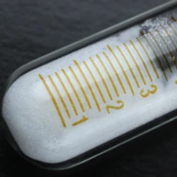 Pure calcium salt powder exhibiting uniform particle distribution, tailored for grid-scale molten salt energy storage solutions.